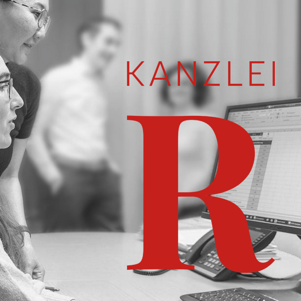 2 Frauen im Vordergrund Hintergrund 2 unscharfe Personen mit einem Kanzlei und R in Rot
